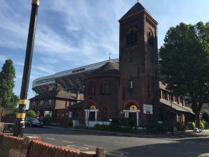 Ob sie wohl in der Kirche für den Fußballverein beten?