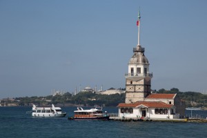 Leanderturm mit Blauer Moschee und Hagia Sophia im Hintergrund